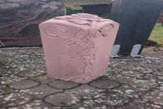 images/stories/lagerbestand_felsen/Sandsteinstele mit Rose.jpg